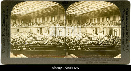 Stereocard horizontale, sépia montrant Woodrow Wilson aborder une session conjointe du Congrès, ainsi que les visiteurs dans les galeries supérieures. Numéro 16770 Stéréophotogramme Keystone. Le titre se lit comme suit : "Le président Wilson s'attaquer à la question de congrès de la paix et de danger imminent de guerre avec l'Allemagne.' Titre : 'Le président Wilson traitant Congrès.' . 1917. Voir la fiche de l'entreprise Keystone Banque D'Images