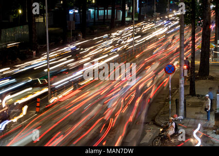 SAIGON, Vietnam, Mai 14 2017, la densité du trafic à l'intersection de nuit avec lumières floues en passant par les motos et les véhicules. Banque D'Images