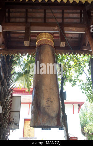 En Bois ancienne cloche de temple bouddhiste de la ville de Luang Prabang, Laos. Banque D'Images