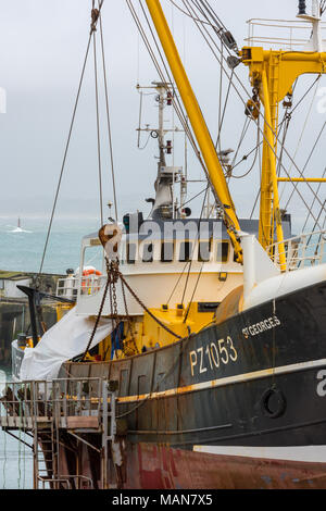 Un chalutier de haute mer de la flotte Stevenson des navires de pêche et navires à Newlyn à l'ouest cornsih côte près de Penzance en Cornouailles. Le chalutage du poisson. Banque D'Images