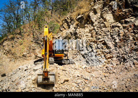 Delhi, Inde - 25 Mar 2018 : l'équipement de construction de JCB, Tata et hitachi doosan clarifier les roches brisées d'un glissement de terrain. Ce phénomène nécessite une action rapide afin de résoudre pour Banque D'Images