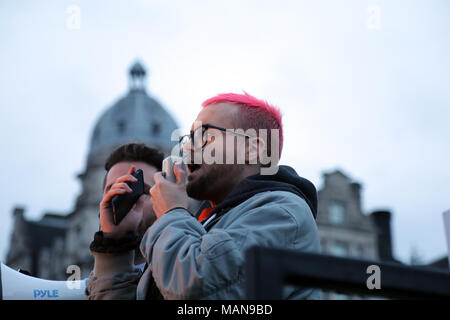 Christopher Wylie, un ancien directeur de recherche à Cambridge Analytica, traite de la représentation équitable au rassemblement à la place du Parlement, Londres le 29 mars, 2018. Banque D'Images