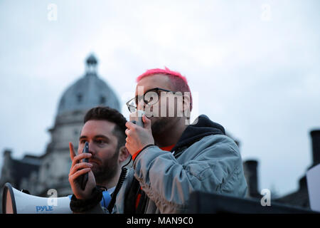 Christopher Wylie, un ancien directeur de recherche à Cambridge Analytica, traite de la représentation équitable au rassemblement à la place du Parlement, Londres le 29 mars, 2018. Banque D'Images