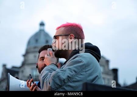 Christopher Wylie, un ancien directeur de recherche à Cambridge Analytica, traite de la représentation équitable au rassemblement à la place du Parlement, Londres le 29 mars, 2018. Banque D'Images