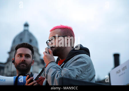 Christopher Wylie, un ancien directeur de recherche à Cambridge Analytica, traite de la représentation équitable au rassemblement à la place du Parlement, Londres le 29 mars, 2018. Banque D'Images