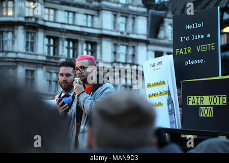 Christopher Wylie, un ancien directeur de recherche à Cambridge Analytica, traite de la représentation équitable au rassemblement à la place du Parlement, Londres le 29 mars, 2018. Banque D'Images