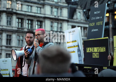 Christopher Wylie, un ancien directeur de recherche à Cambridge Analytica, traite de la représentation équitable au rassemblement à la place du Parlement, Londres le 29 mars, 2018. Banque D'Images