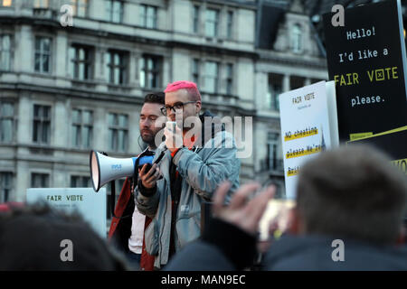 Christopher Wylie, un ancien directeur de recherche à Cambridge Analytica, traite de la représentation équitable au rassemblement à la place du Parlement, Londres le 29 mars, 2018. Banque D'Images