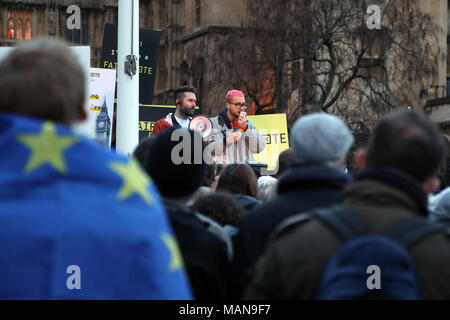 Christopher Wylie, un ancien directeur de recherche à Cambridge Analytica, traite de la représentation équitable au rassemblement à la place du Parlement, Londres le 29 mars, 2018. Banque D'Images