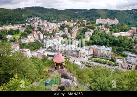 KARLOVY VARY, RÉPUBLIQUE TCHÈQUE - Aug 6, 2017 : Vue aérienne de la ville thermale de Karlovy Vary, en Bohême de l'Ouest, en République tchèque. Les ressorts historiques célèbres, la plupart des visite Banque D'Images