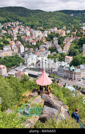 KARLOVY VARY, RÉPUBLIQUE TCHÈQUE - Aug 6, 2017 : Vue aérienne de la ville thermale de Karlovy Vary, en Bohême de l'Ouest, en République tchèque. Les ressorts historiques célèbres, la plupart des visite Banque D'Images