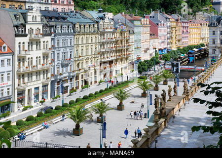 KARLOVY VARY, RÉPUBLIQUE TCHÈQUE - Aug 6, 2017 : centre historique de la ville thermale de Karlovy Vary, en Bohême de l'Ouest, en République tchèque. Historique célèbre, la plupart des ressorts Banque D'Images