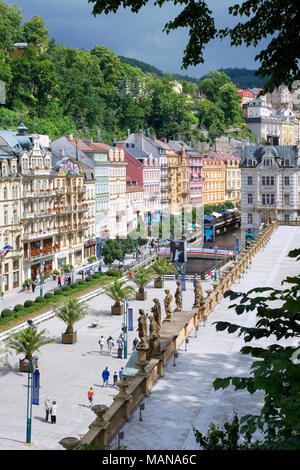 KARLOVY VARY, RÉPUBLIQUE TCHÈQUE - Aug 6, 2017 : centre historique de la ville thermale de Karlovy Vary, en Bohême de l'Ouest, en République tchèque. Historique célèbre, la plupart des ressorts Banque D'Images