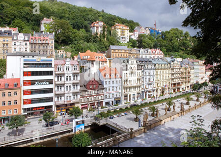 KARLOVY VARY, RÉPUBLIQUE TCHÈQUE - Aug 6, 2017 : centre historique de la ville thermale de Karlovy Vary, en Bohême de l'Ouest, en République tchèque. Historique célèbre, la plupart des ressorts Banque D'Images