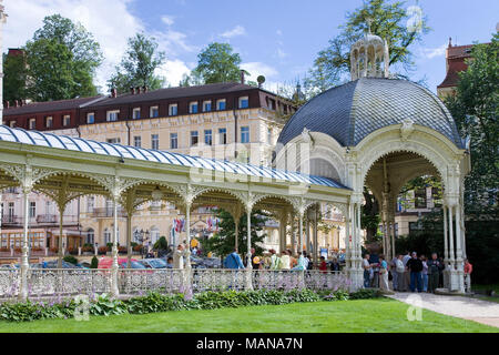 KARLOVY VARY, RÉPUBLIQUE TCHÈQUE - Aug 6, 2017 : Serpent spring colonnade en ville thermale de Karlovy Vary, en Bohême de l'Ouest, en République tchèque. Les ressorts historiques célèbres, Banque D'Images