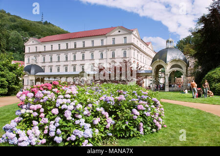 KARLOVY VARY, RÉPUBLIQUE TCHÈQUE - Aug 6, 2017 : Serpent spring colonnade en ville thermale de Karlovy Vary, en Bohême de l'Ouest, en République tchèque. Les ressorts historiques célèbres, Banque D'Images