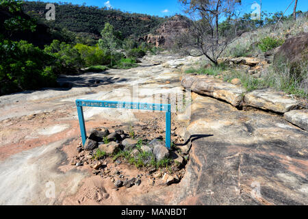 Sentier de randonnée pédestre signe à gorge Porcupine Parc National, en vue de la pyramide dans l'arrière-plan, Queensland, Queensland, Australie Banque D'Images