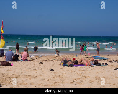 Les gens en train de bronzer sur une plage de Manly Banque D'Images