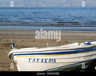 Petit bateau sur la plage de Roda, Corfu, Grèce Banque D'Images