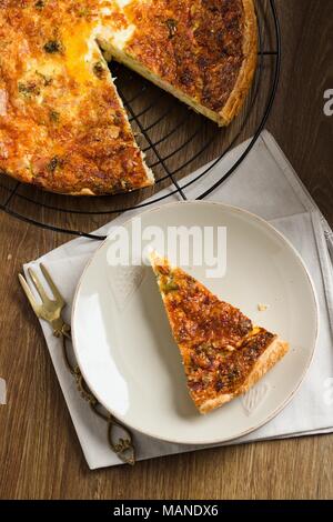 Vue du haut vers le bas sur la quiche triangle coupe. La quiche est d'origine française traditionnelle tarte salé Banque D'Images