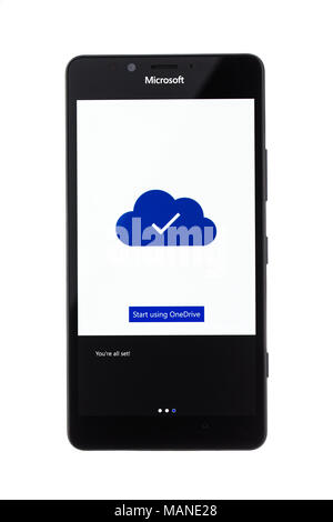 Varna, Bulgarie - 11 Décembre, 2015 Modèle : Cell phone Lumia 950 Microsoft dispose de 20 MP camera, Microsoft Windows 10, os,chargement sans fil et Iris scanne Banque D'Images