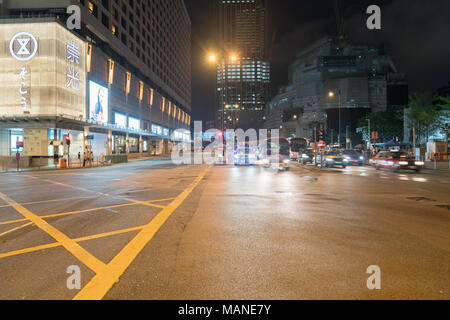 KOWLOON, HONG KONG - le 19 septembre 2017 ; en vertu de l'intersection de la ville lumières de la nuit comme les voitures et les bus passent en zoom blur abstract effet sur Salisbury Road. Banque D'Images