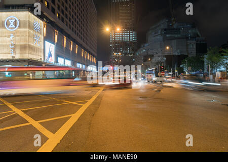 KOWLOON, HONG KONG - le 19 septembre 2017 ; en vertu de l'intersection de la ville lumières de la nuit comme les voitures et les bus passent en zoom blur abstract effet sur Salisbury Road. Banque D'Images