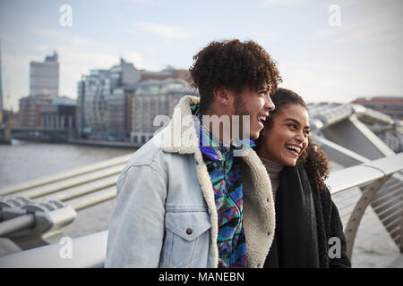 Jeune couple de touristes visitant Londres en hiver Banque D'Images