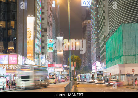 KOWLOON, HONG KONG - le 19 septembre 2017 ; ligne de bus touristiques typiquement asiatique ville rue sous les feux de la nuit jusqu'à Nathan Road dans le centre-ville d'affaires Banque D'Images