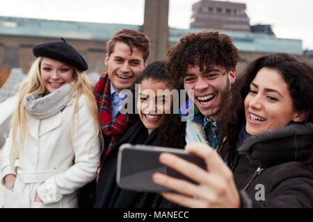 Groupe de jeunes amis en tenant Sur Selfies Hiver visite à Londres Banque D'Images