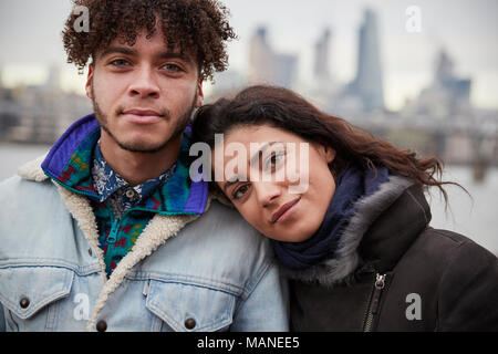 Portrait de couple en train de marcher le long de South Bank sur visite à Londres Banque D'Images