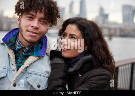 Portrait de couple en train de marcher le long de South Bank sur visite à Londres Banque D'Images