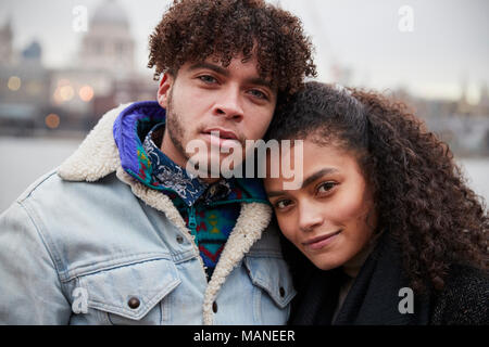 Portrait de couple en train de marcher le long de South Bank sur visite à Londres Banque D'Images