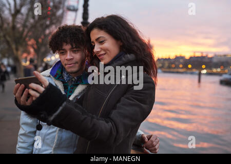 Couple qui marche le long de Selfies South Bank à Londres Banque D'Images
