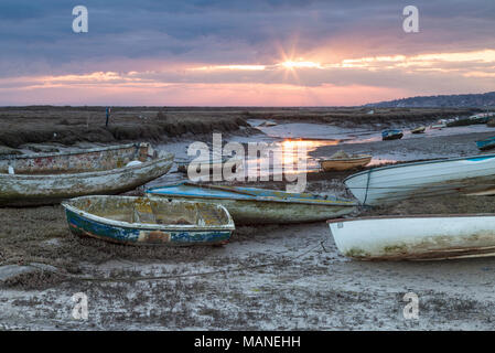 Morston Creek au lever du soleil sur une marée basse, Norfolk Banque D'Images