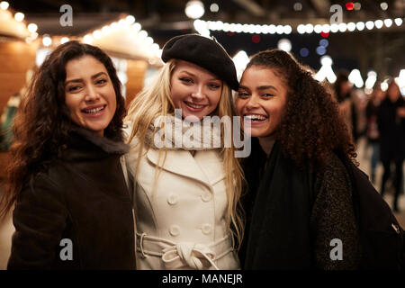 Portrait de Couple Marché de Noël dans la nuit Banque D'Images