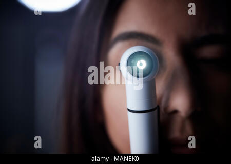 Femme médecin à l'aide d'un otoscope pour examen, Close up Banque D'Images