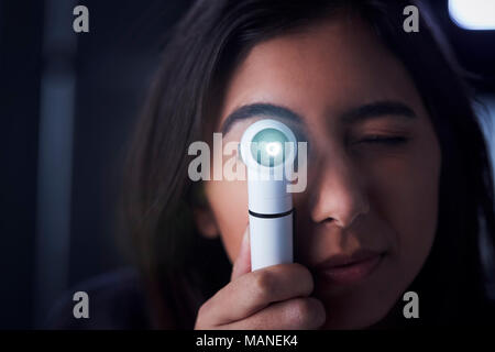 Femme médecin à l'aide d'un otoscope pour examen Banque D'Images