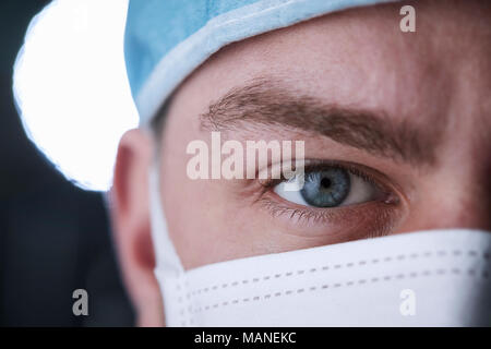 Travailleur de la santé de sexe masculin dans scrubs head shot, à proximité de la récolte Banque D'Images