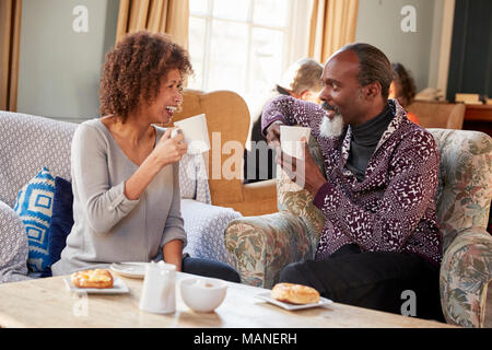 Couple d'âge moyen Sitting Around Table in Coffee Shop Banque D'Images