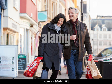 Mature Couple Enjoying shopping en ville Banque D'Images