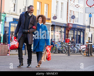 Mature Couple Enjoying shopping en ville Banque D'Images