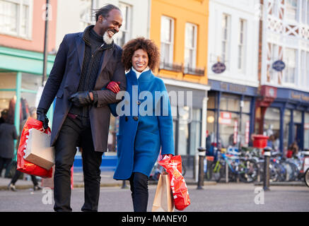 Mature Couple Enjoying shopping en ville Banque D'Images