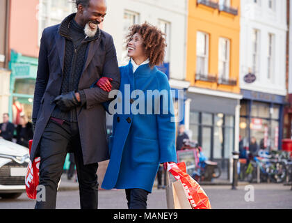 Mature Couple Enjoying shopping en ville Banque D'Images