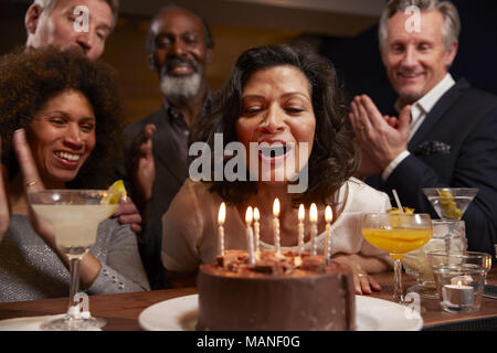 Groupe d'amis d'âge moyen fête anniversaire en Bar Banque D'Images