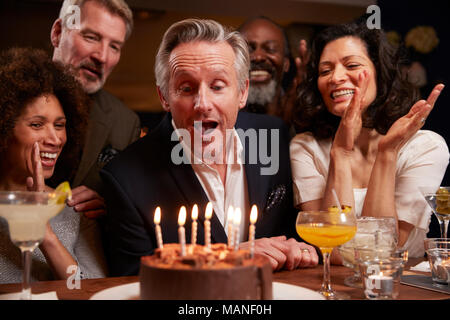 Groupe d'amis d'âge moyen fête anniversaire en Bar Banque D'Images