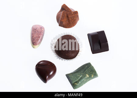 Chocolat Artisanal bonbons collection isolé sur fond blanc Banque D'Images