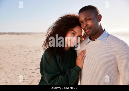 Portrait de Couple On marcher le long hiver Plage Ensemble Banque D'Images