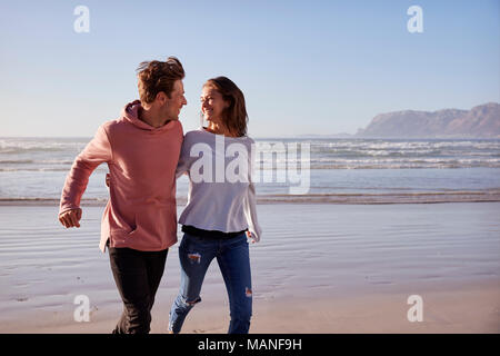 Couple en marche le long de la plage d'hiver Ensemble Banque D'Images
