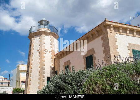 Vieux phare, loin de ses criques Blanques, ville de Sant Antoni, Ibiza island,Espagne. Banque D'Images